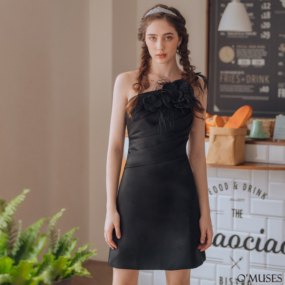 斜肩花朵鴕鳥毛黑色短洋裝37-7178